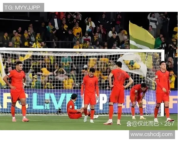 足球明星在比赛中意外被绊倒瞬间引发热议球迷纷纷讨论其表现与裁判判罚